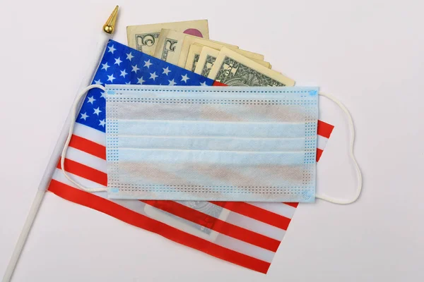 Αμερικανική Πατριωτική Μικρή Σημαία Δολάρια Και Ιατρική Χειρουργική Μάσκα Φόντο — Φωτογραφία Αρχείου