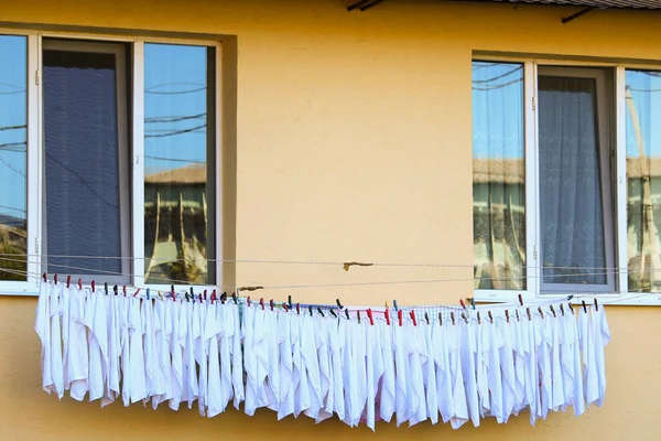 Πολλές Λευκές Πετσέτες Στεγνώνουν Στο Σχοινί Μετά Πλύσιμο — Φωτογραφία Αρχείου
