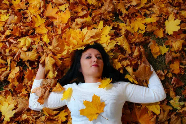 Genç Beyaz Kadın Genç Yetişkin Beyaz Kız Sonbahar Parkında Doğayla — Stok fotoğraf