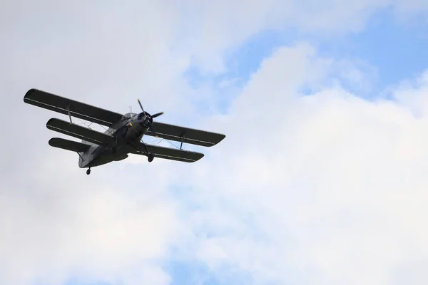 Velho Avião Vintage Retro Clássico Com Uma Hélice Céu Fundo — Fotografia de Stock