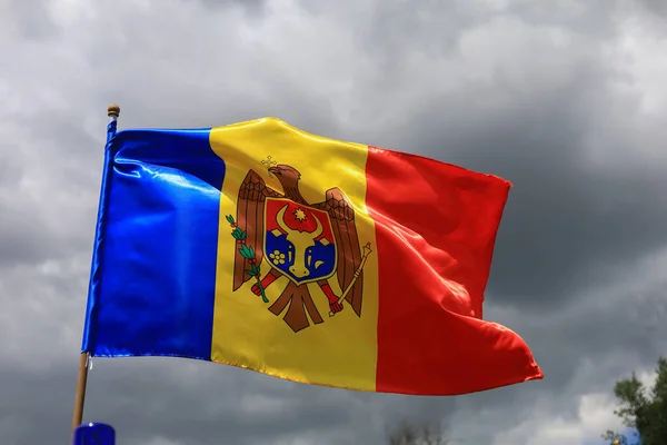 Moldova Cumhuriyeti 'nin resmi bayrağı gökyüzüne karşı.