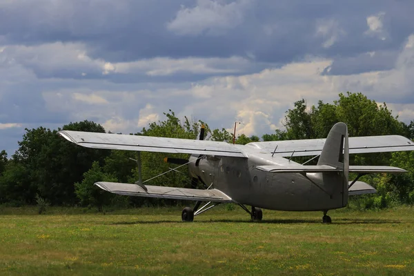 Klassiska Gamla Retro Vintage Flygplan Med Propeller Ett Grönt Flygfält — Stockfoto