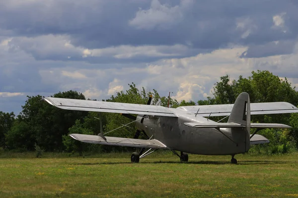 Klassiek Oud Retro Vintage Vliegtuig Met Een Propeller Een Groen — Stockfoto