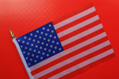 Masada duran küçük Amerikan vatansever bayrağı..