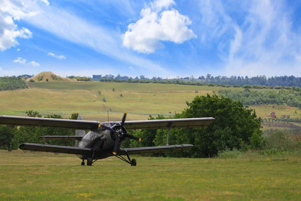 Classico Vecchio Aereo Epoca Retrò Con Elica Decolla Campo Aviazione — Foto Stock