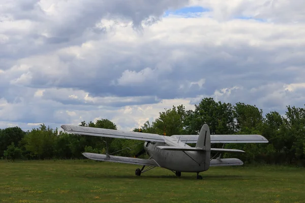 Klassiek Oud Retro Vintage Vliegtuig Met Een Propeller Een Groen — Stockfoto