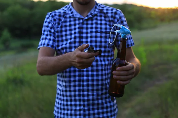 Molotov Cocktail Wazige Achtergrond Van Hand Van Blanke Blanke Jongeman — Stockfoto