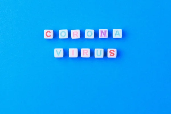 Würfel Bilden Den Text Coronavirus Auf Klassisch Blauem Medizinischen Hintergrund — Stockfoto