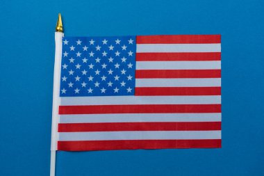 Amerikan küçük bayrağı renkli kağıt üzerinde. Soyut arkaplan.