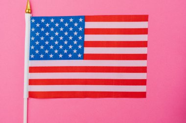 Amerikan küçük bayrağı renkli kağıt üzerinde. Soyut arkaplan.
