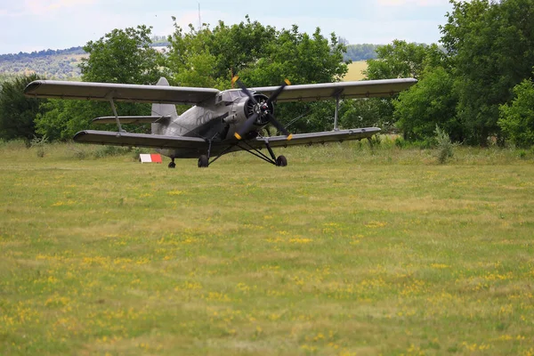 Klassisches Oldtimer Flugzeug Mit Propeller Hebt Vom Flugplatz — Stockfoto