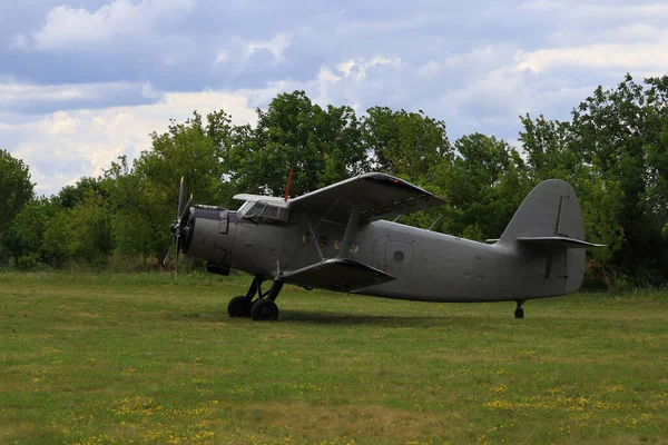 Avión Retro Clásico Antiguo Con Una Hélice Aeródromo Verde —  Fotos de Stock