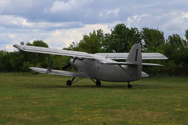 Klassiska Gamla Retro Vintage Flygplan Med Propeller Ett Grönt Flygfält — Stockfoto