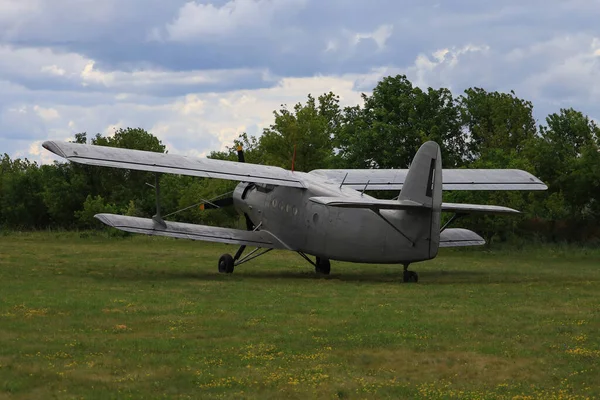 Avión Retro Clásico Antiguo Con Una Hélice Aeródromo Verde — Foto de Stock