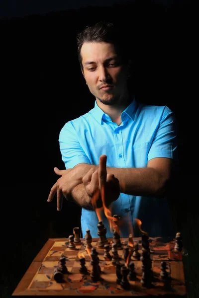 Bílý Běloch Nebo Dospělý Muž Hořící Šachovnice Tmavá Klávesa Černé — Stock fotografie