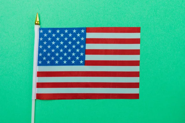 Amerikan küçük bayrağı renkli kağıt üzerinde. Soyut arkaplan.