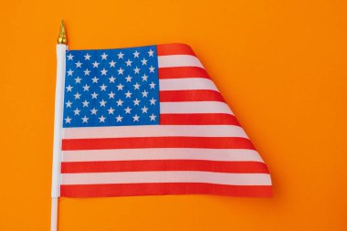 Amerikan küçük bayrağı renkli kağıt üzerinde. Soyut arkaplan.