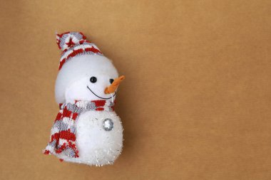 Kardan adam yeni yıl tatilinin ana sembolüdür. Soyut Noel arkaplanı, seçici odaklanma