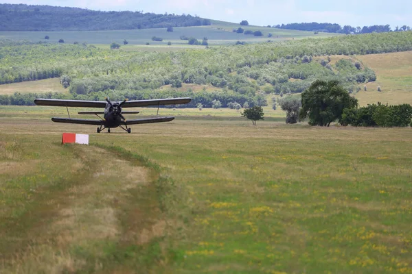 プロペラ付きの古典的なレトロなヴィンテージ飛行機は飛行場から離陸します — ストック写真