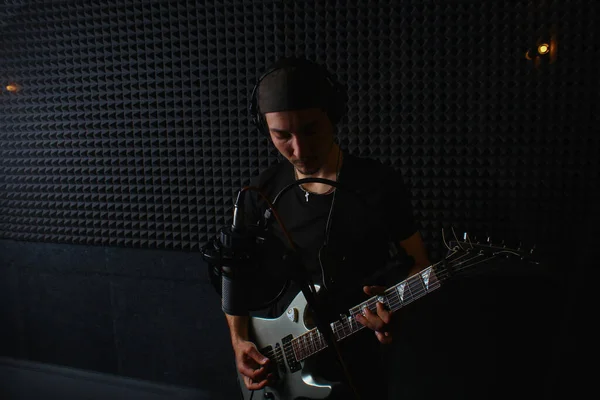 Joven Hombre Creativo Guapo Con Una Guitarra Oscuridad Estudio Música —  Fotos de Stock
