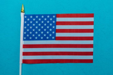Amerikan küçük bayrağı renkli kağıt üzerinde. Soyut arkaplan.