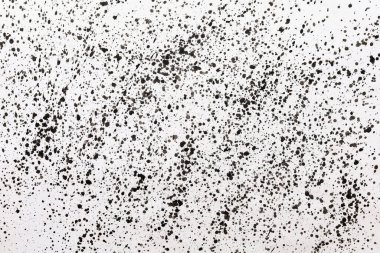 Beyaz arka planda siyah boya damlaları ve lekeler..