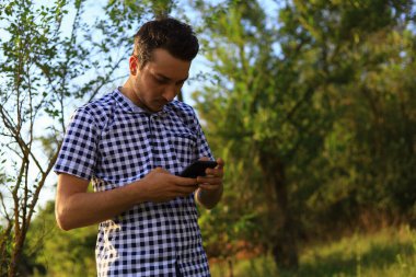 Beyaz Kafkasyalı genç bir adam, telefonu olan serbest çalışan şehir dışındayken iş meselelerini çözüyor. Yaşam biçimi