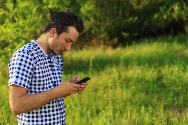 Beyaz Kafkasyalı genç bir adam, telefonu olan serbest çalışan şehir dışındayken iş meselelerini çözüyor. Yaşam biçimi