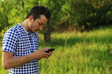 Beyaz Kafkasyalı genç bir adam, telefonu olan serbest çalışan şehir dışındayken iş meselelerini çözüyor. Yaşam biçimi