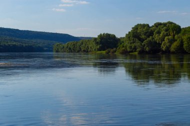 Çok güzel nehir suyu yüzeyi. Doğal yeşil arka plan. Seçici odak