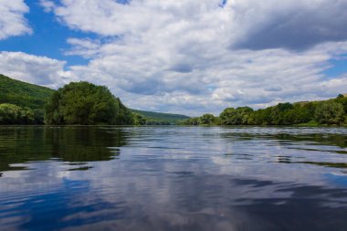 Çok güzel nehir suyu yüzeyi. Doğal yeşil arka plan. Seçici odak