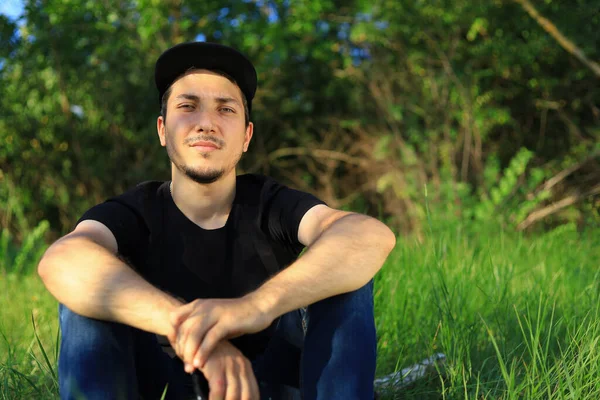 Jovem Branco Caucasiano Triste Chateado Homem Meditando Enquanto Sentado Natureza — Fotografia de Stock