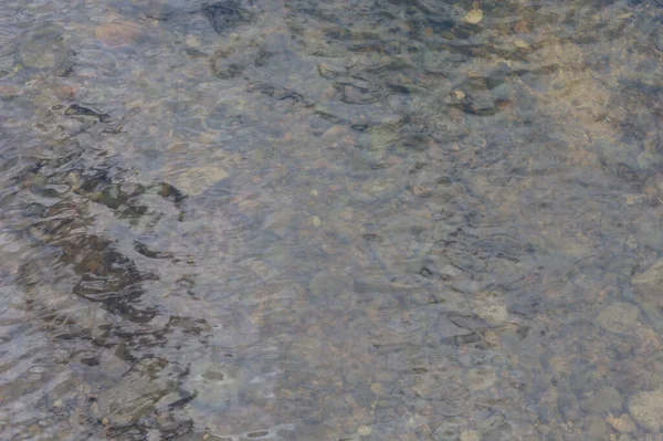 Eau Rivière Douce Propre Transparente Avec Reflet Ciel Concentration Sélective — Photo