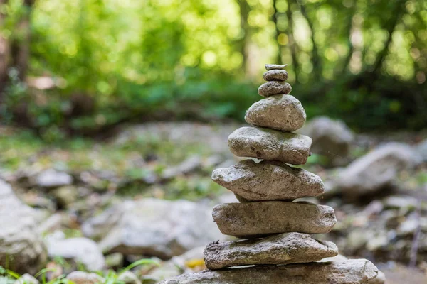 Taş piramidi. Kopyalama alanı ile seçmeli odak. Seyahat ve yürüyüş konsepti.