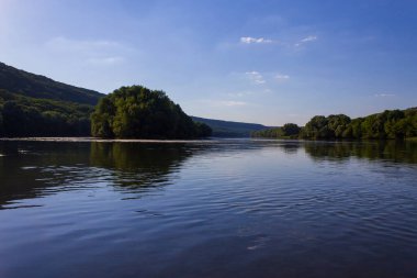 Çok güzel nehir suyu yüzeyi. Doğal yeşil arka plan. Seçici odak
