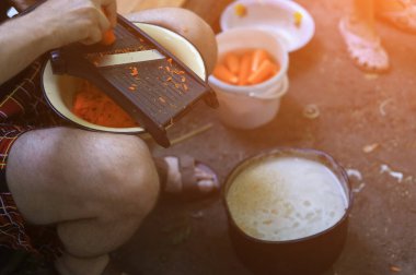 Kamp ya da yürüyüş ortamında yemek pişirme temasının soyut bir özeti. Bulanık arkaplan ile seçmeli odak