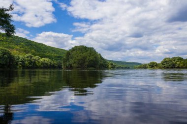 Çok güzel nehir suyu yüzeyi. Doğal yeşil arka plan. Seçici odak