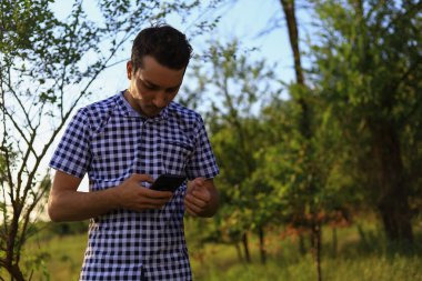 Beyaz Kafkasyalı genç bir adam, telefonu olan serbest çalışan şehir dışındayken iş meselelerini çözüyor. Yaşam biçimi