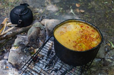 Kamp ya da yürüyüş ortamında yemek pişirme temasının soyut bir özeti. Bulanık arkaplan ile seçmeli odak