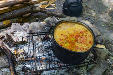 Kamp ya da yürüyüş ortamında yemek pişirme temasının soyut bir özeti. Bulanık arkaplan ile seçmeli odak
