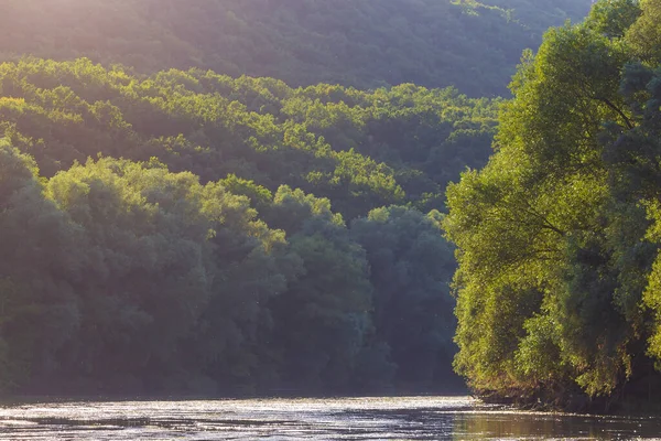 Gün batımında nehrin manzarası. Tonlanmış arkaplan seçici odağı.