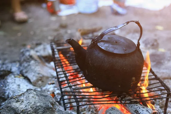 Kamp ya da yürüyüş ortamında yemek pişirme temasının soyut bir özeti. Bulanık arkaplan ile seçmeli odak