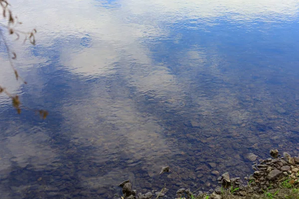 Agua Río Fresca Limpia Transparente Con Reflejo Del Cielo Enfoque —  Fotos de Stock