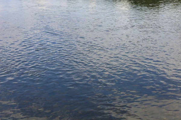 Eau Rivière Douce Propre Transparente Avec Reflet Ciel Concentration Sélective — Photo