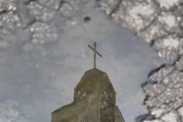 Reflexão Igreja Uma Poça Fundo Abstrato Desfocado Desfocado — Fotografia de Stock