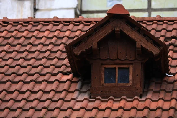 Elemento Antiga Arquitetura Simbólica Janela Sótão Forma Uma Pequena Casa — Fotografia de Stock