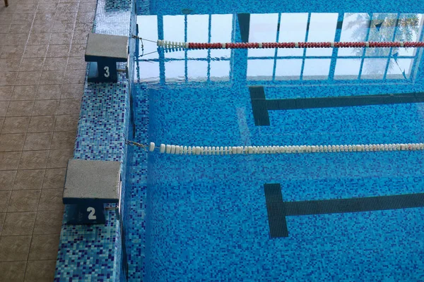 Fond Abstrait Avec Foyer Sélectif Une Piscine Sportive Eau Bleue — Photo