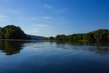 Çok güzel nehir suyu yüzeyi. Doğal yeşil arka plan. Seçici odak