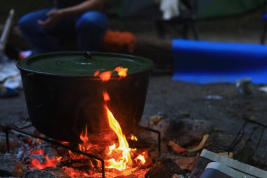Kamp ya da yürüyüş ortamında yemek pişirme temasının soyut bir özeti. Bulanık odaklı arkaplan
