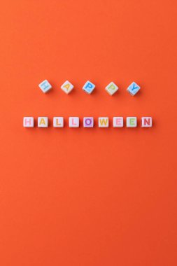 Mutlu cadılar bayramı mektupları. Parlak doymuş turuncu arkaplan